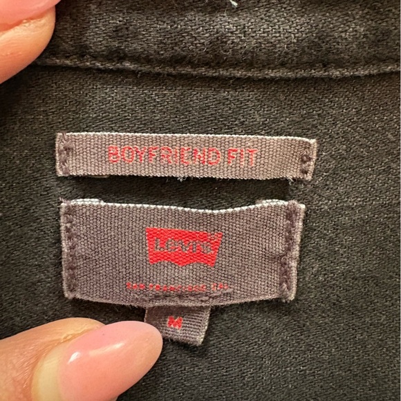 Levi’s women’s BLACK HARLIE BOYFRIEND denim  Button Down SHIRT sz M - Picture 9 of 11